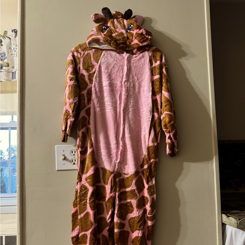 Never worn youth large Giraffe pajamas